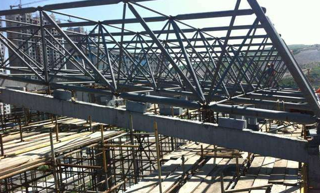 北票简述网架公司的黑色压型钢板的吊装步履